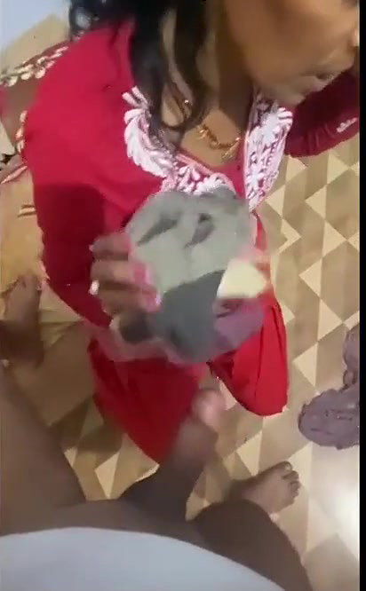 Desi house maid giving blowjob to owner