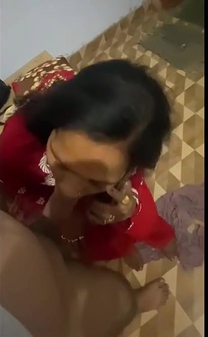 Desi house maid giving blowjob to owner