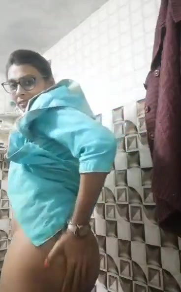 Punjabi girl showing her naked pussy on cam