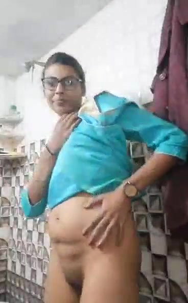Punjabi girl showing her naked pussy on cam