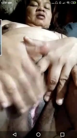 mature aunty showing her pussy hole on video call