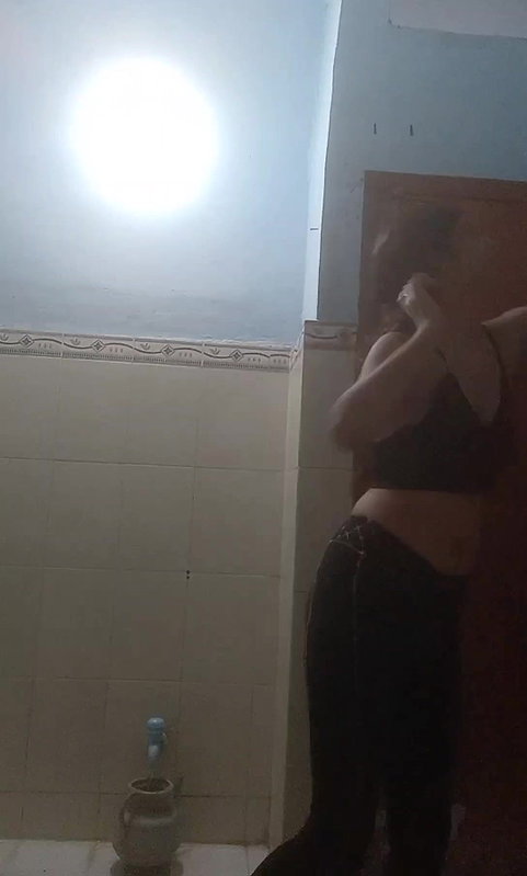 small boobs Pakistani girl nude MMS selfie