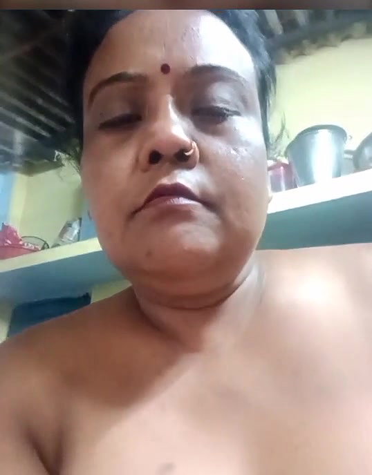 very fatty aunty showing her black pussy