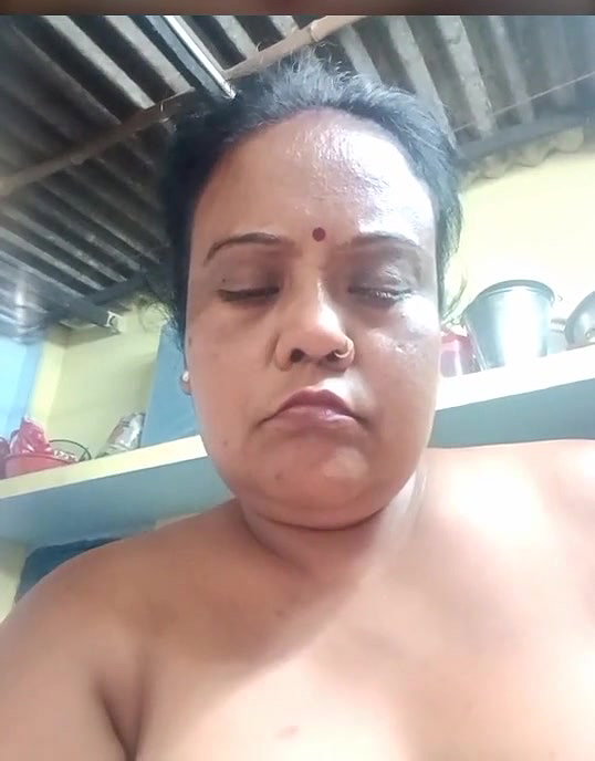 very fatty aunty showing her black pussy