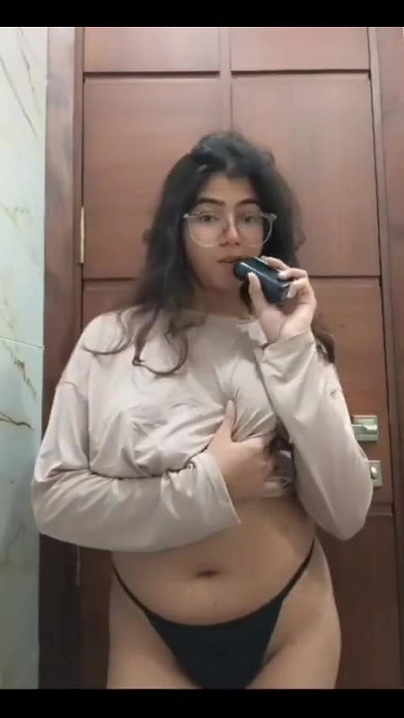 Indian Hot Babe showing boobs