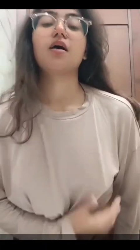 Indian Hot Babe showing boobs
