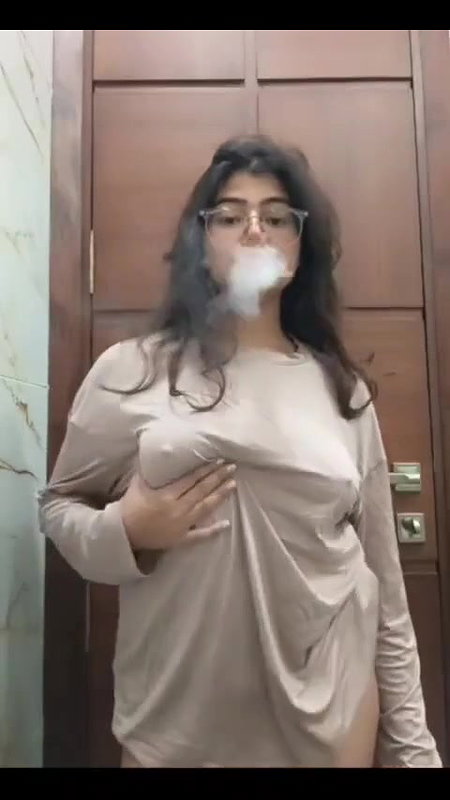 Indian Hot Babe showing boobs
