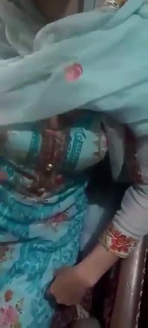 gf ki boob dabayi