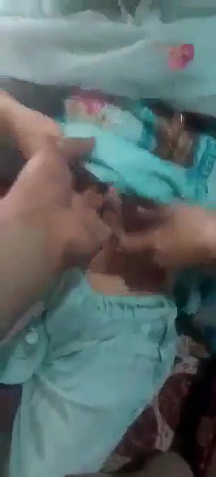 gf ki boob dabayi
