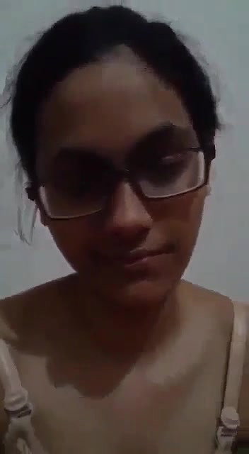 chasmish ladki en chut mein ungli kri