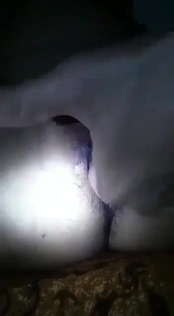 chasmish ladki en chut mein ungli kri