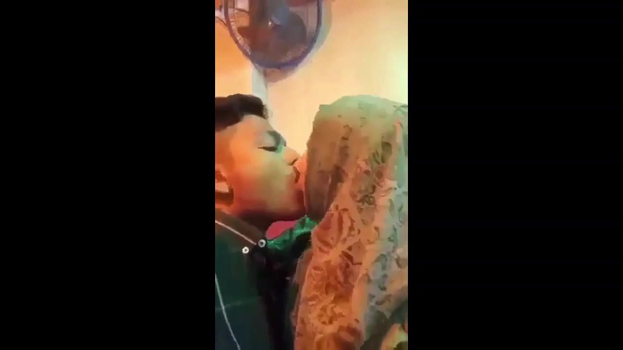 Bangladeshi nude girl boobs sucking by bf in hotel