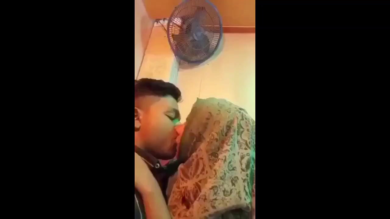 Bangladeshi nude girl boobs sucking by bf in hotel