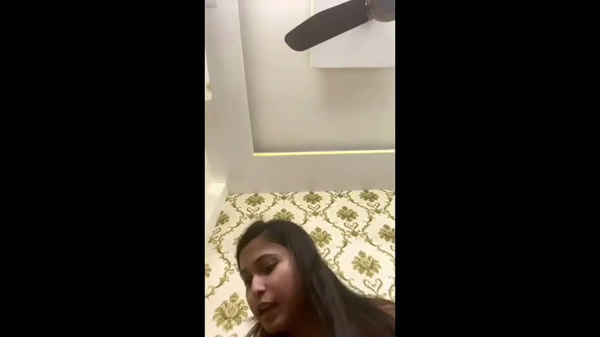 College girl Sneha apni big boobs dikhati hui maje mein