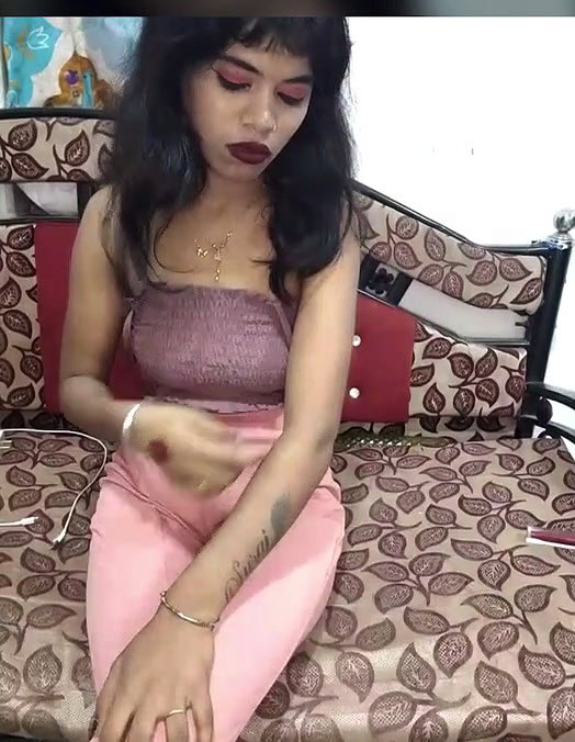 aunty showing her small boobs