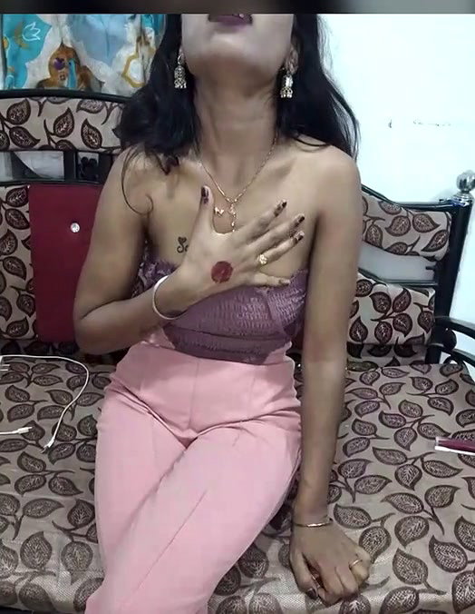 aunty showing her small boobs
