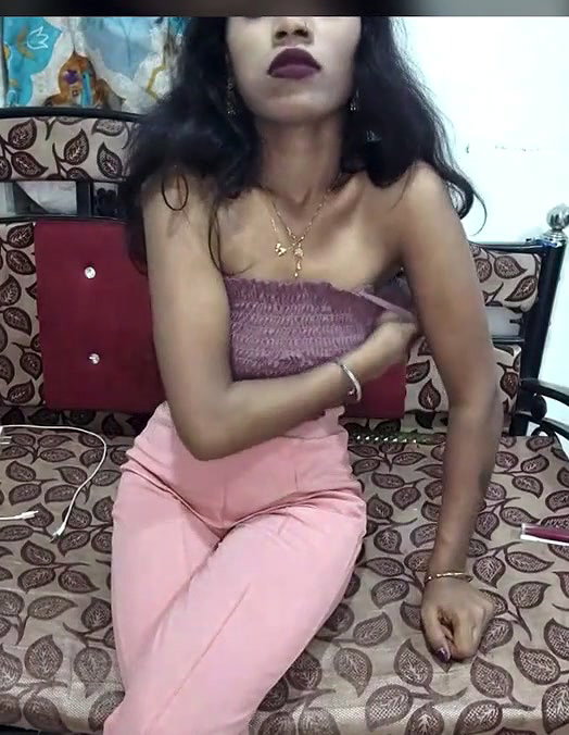 aunty showing her small boobs