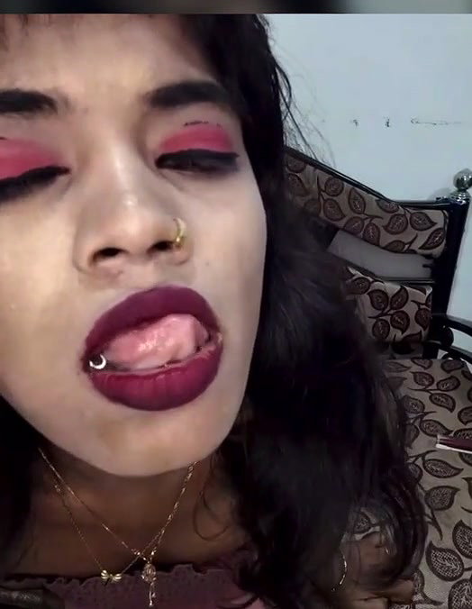 aunty showing her small boobs