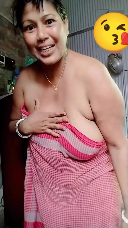 Tanker Village Milf After Bath Changing Clothes Showing For Lover