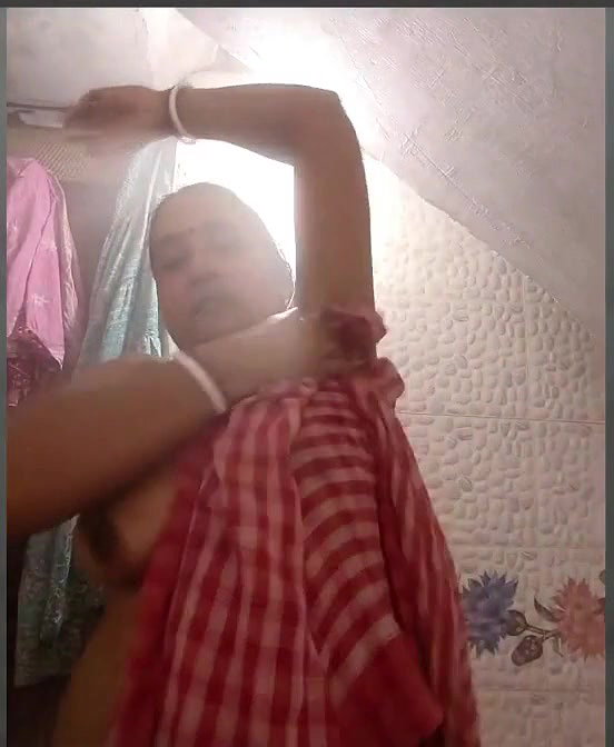 bhabhi bathing in vc