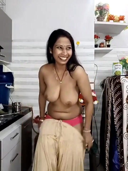 Hot Desi Bhabhi Showing Boobs In Kitchen Stripchat