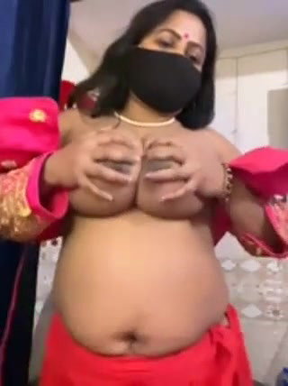 mature Bhabhi dancing and showing boobs