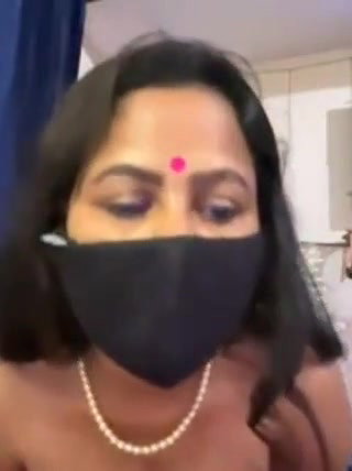 mature Bhabhi dancing and showing boobs