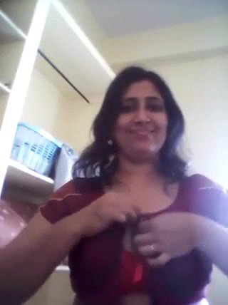 chubby aunty flashing her body