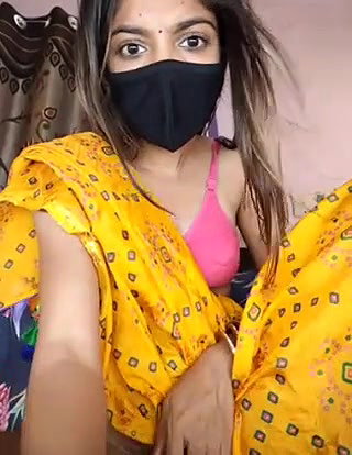 slim girl in saree showing boobs