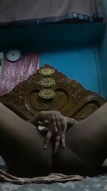Nude Indian girl gets naughty in video