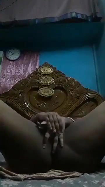 Nude Indian girl gets naughty in video