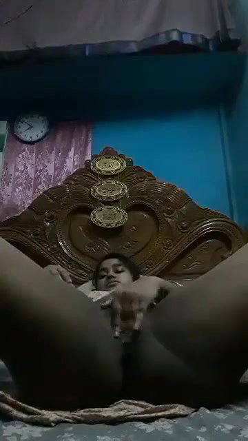 Nude Indian girl gets naughty in video