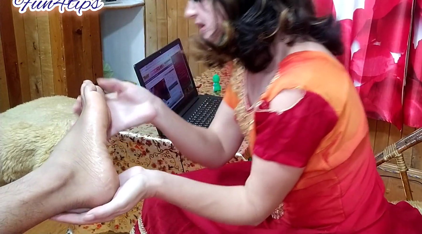 Busty amateur MILF in sexy foot licking