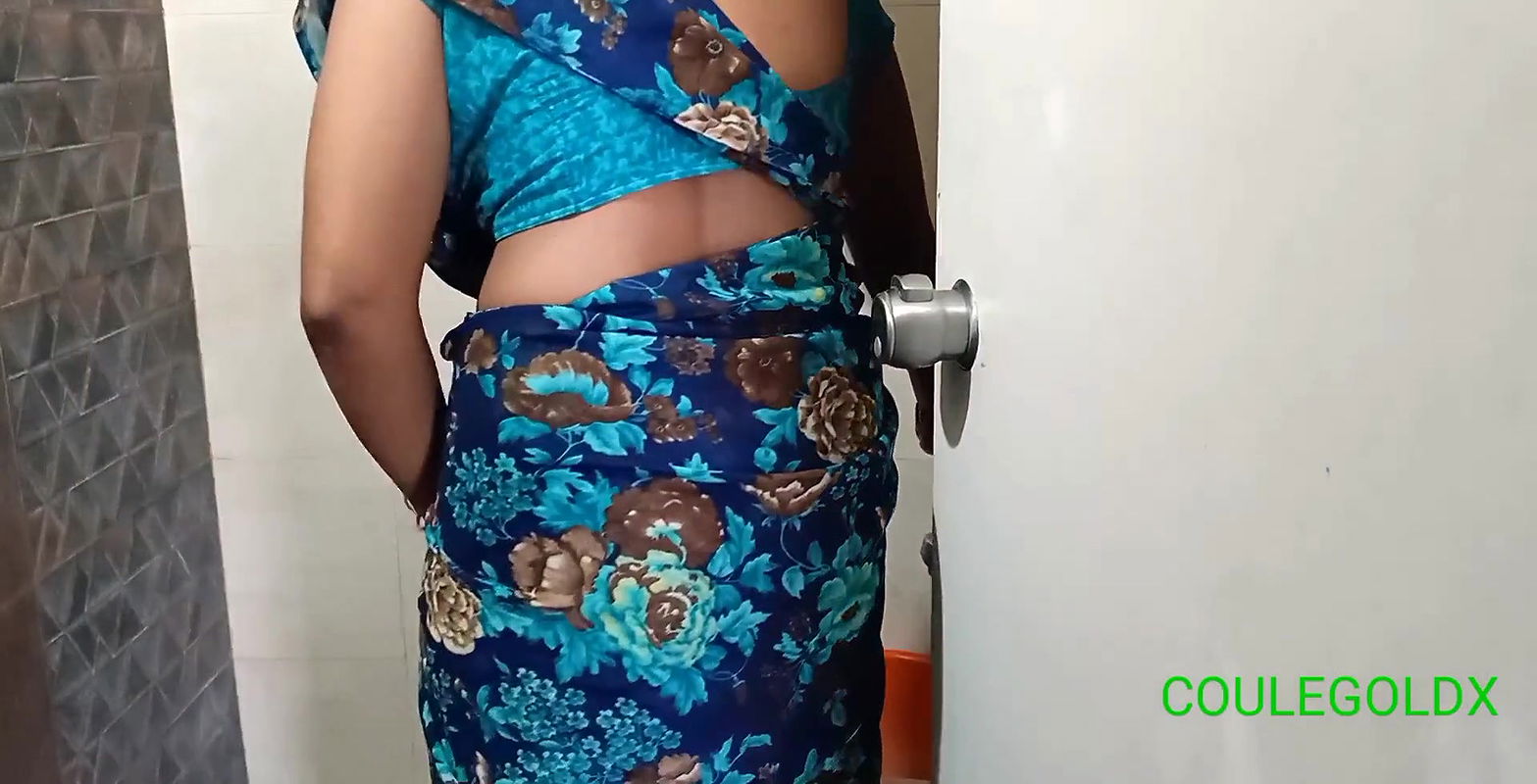 Chachi tum kapde dhone baith gai ho muze nahana hai college let ho raha hai