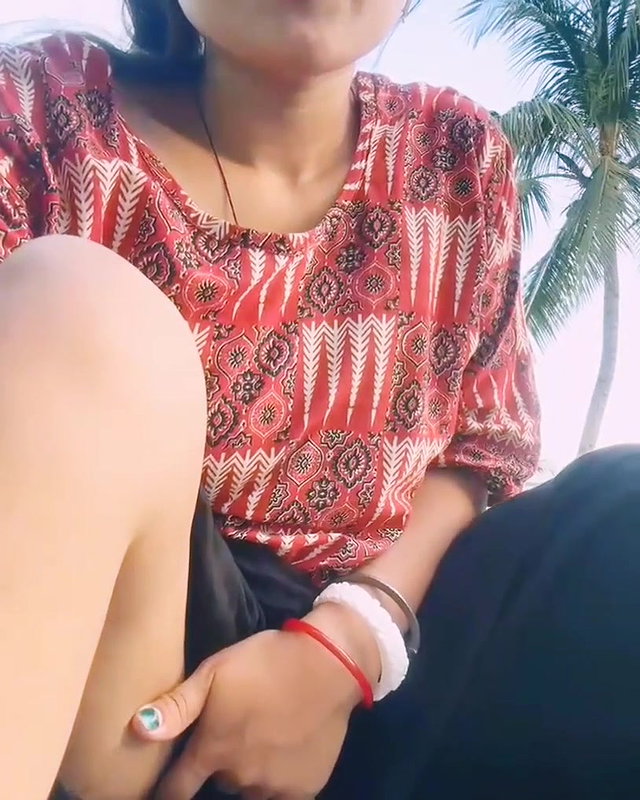 Indian girl showing her ass in Outdoor