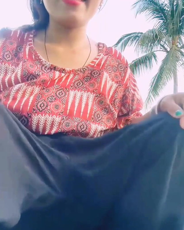 Indian girl showing her ass in Outdoor