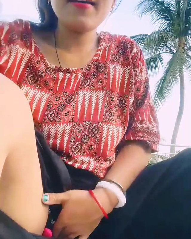 Indian girl showing her ass in Outdoor