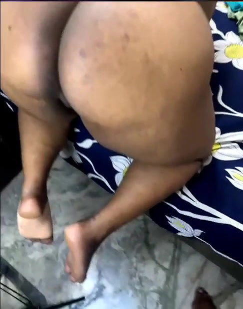 Indian aunty showing her black ass