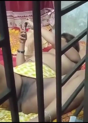 Unsatisfied bhabhi on cautch