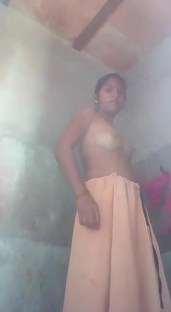 Dehati wife showing naked pussy