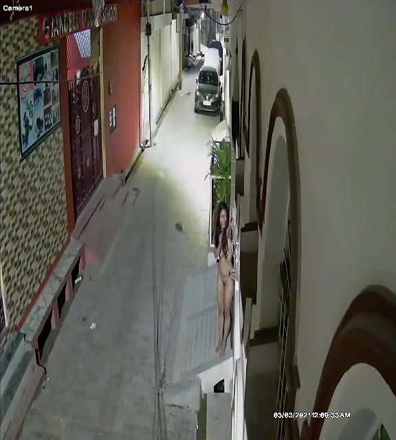 Desi girl caught nude on cctv