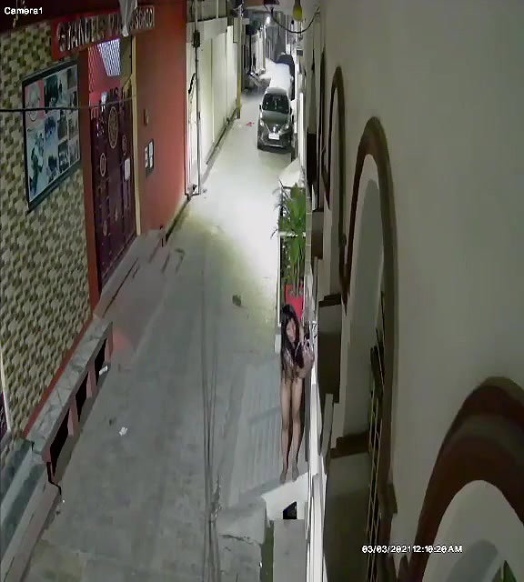 Desi girl caught nude on cctv