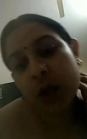 sweet Desi Bhabhi showing boobs