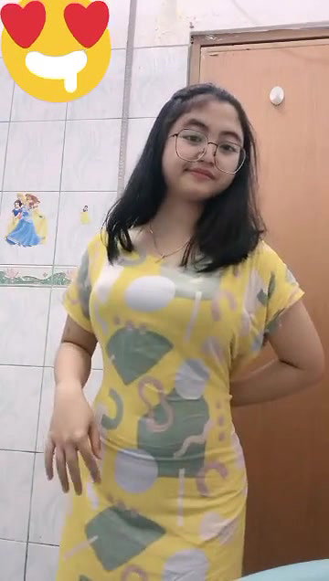 hostel girl giving satisfaction on video call