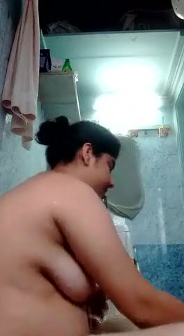 Chubby Wife Fully Nude Bathing