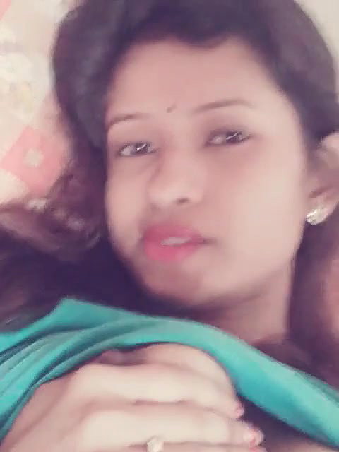 Cute Girlfriend Showing