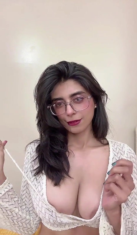 Punjabi girl hot and sexy showing her boobs