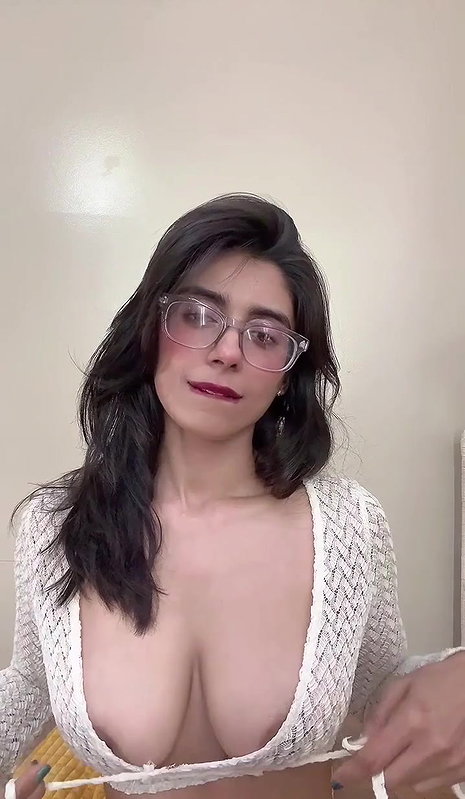 Punjabi girl hot and sexy showing her boobs