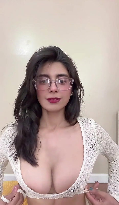 Punjabi girl hot and sexy showing her boobs