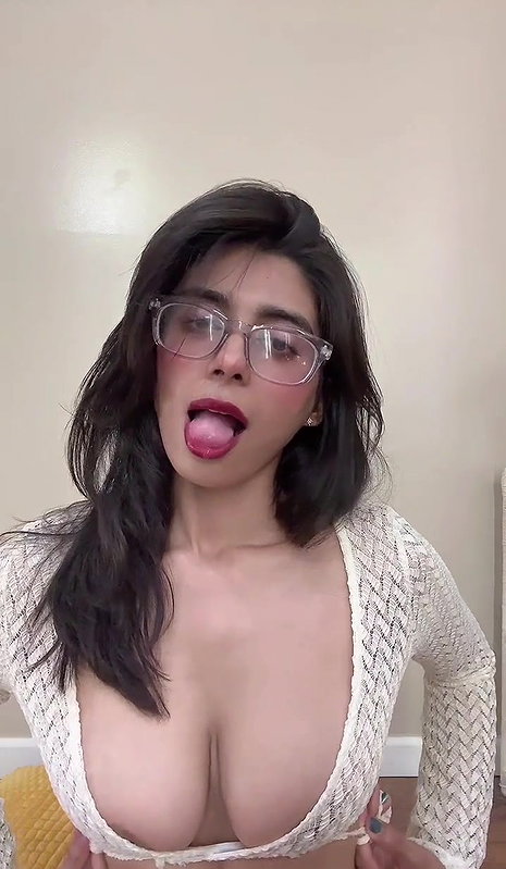 Punjabi girl hot and sexy showing her boobs